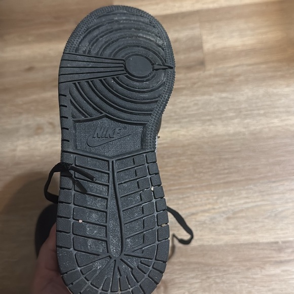 Air Jordan 1 Mid SE GS “Houndstooth “ - Picture 7 of 9